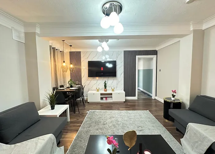 Hyde Park Comfortable Two Bedroom Apartment